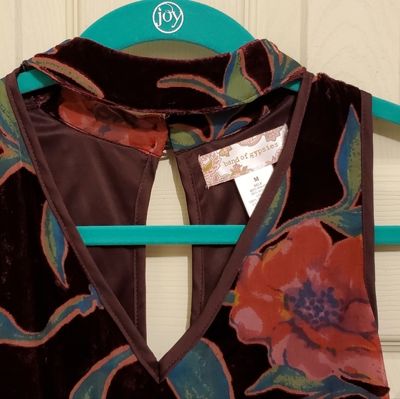 Beautiful Floral Velvet Dress (M) - Picture 2 of 4